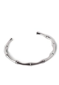 Bracciale a manica d'argento a forma di bambù con segmenti cilindrici e superficie liscia, caratterizzato da una finitura lucida e da una curvatura sottile.