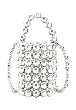 Borsa a mano con perline argentate caratterizzata da un design sferico, manici a doppia perla e una texture creata da finiture lucide e opache alternate.