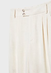 Lichtcrème gekleurde broeken met een linnen structuur, voorzien van twee knopen bij de taille, voorplooien en een gladde afwerking.