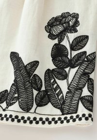 TALL FIT - EMBROIDERED - Pantaloni scurți - ecru marl