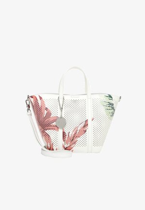 Hvid perforeret tote-taske med røde og grønne blomsterprint, to håndtag, en aftagelig skulderrem og et rundt metal-brandmærke.