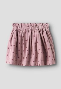 Lyserød bomuldsnederdel med elastisk talje, med en rynket design og maroon prikket mønster. Glat tekstur og afslappet stil.