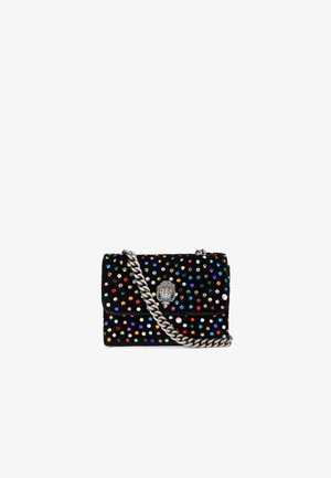 Schwarze Samt-Handtasche, verziert mit mehrfarbigen Nieten, ausgestattet mit einem silbernen Kettenriemen und einem dekorativen Verschluss in Form einer Hand.
