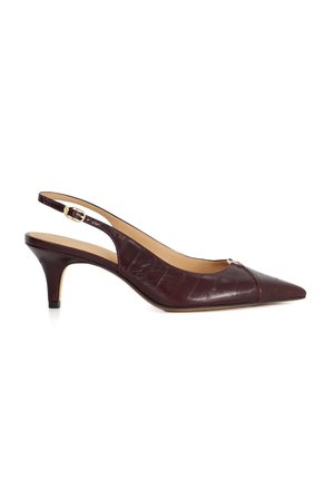 Chaussure à talon kitten slingback en cuir marron foncé avec un bout pointu et une sangle à boucle dorée sur fond blanc.