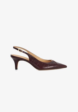 Donkerbruine leren slingback kitten heel schoen met spitse neus en gouden gesp op een witte achtergrond.