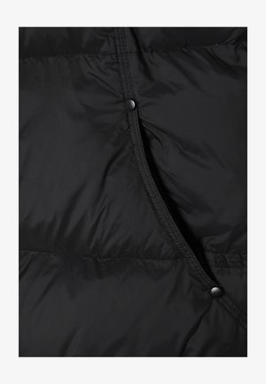 Must must vest must-haba, millelä, läikiva välimusega, silmapaistvate õmblusdetailidega ja nööpsulgemisega esiääres.