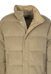Beżowa kurtka puchowa z sztruksu z wysokim kołnierzem, zapięciem na zatrzaski i prążkowaną fakturą. Posiada kontrastową podszewkę i widoczne przeszycia.