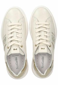 Hvide lædersneakers med en struktureret guldaccent, rund tå og flad snørelukning. Indersiden har perforeringer for åndbarhed.