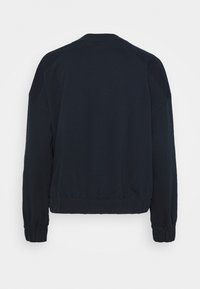 Námořnická mikina s žebrovaným výstřihem a elastickými manžetami, s texturovaným povrchem a žebrovaným lemem, navržena v uvolněném střihu.