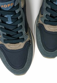 Paar HOFF-Sneaker mit dunkelblauen und grauen Obermaterialien aus Wildleder und Stoff, schwarzen Schnürsenkeln und orangefarbenem Logo auf der marinefarbenen Zunge.
