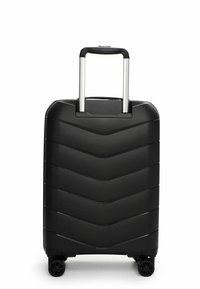 Černý tvrdý kufr s vzorem šikmých pruhů, hliníkovou teleskopickou rukojetí a čtyřmi otočnými kolečky, navržený pro snadnou manipulaci.