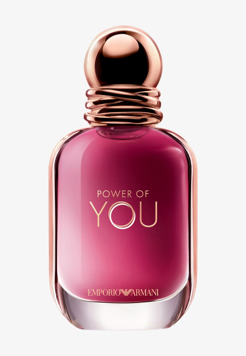 Bottiglia di profumo in vetro con liquido rosa scuro, tappo arrotondato in oro rosa e testo "Power of You" e "Emporio Armani" sulla parte anteriore.