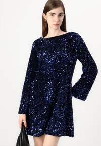 Vero Moda LAILA SEQUIN BOW - Koktailové šaty/večierkové šaty - midnight blue