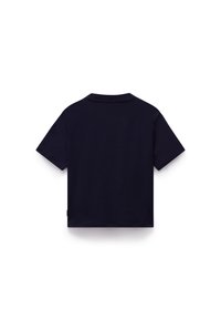 Camiseta de manga corta azul marino, hecha de algodón, con cuello redondo y un diseño simple sin patrones ni gráficos.