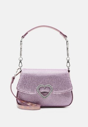 Roze handtas bezet met strassteentjes, met een zilveren sluiting in hartvorm, afneembare schouderriem en klein handvat tegen een effen achtergrond.