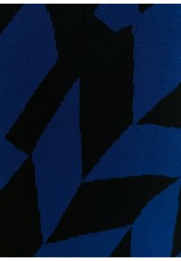 Tessuto lavorato a maglia blu e nero con un motivo geometrico di forme angolari e bordi a zigzag.