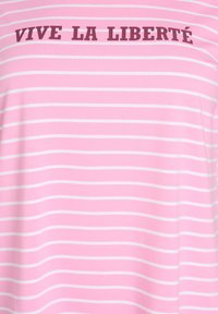 Gestreepte roze t-shirt met witte horizontale lijnen en de tekst "VIVE LA LIBERTÉ" in donker bordeaux, gemaakt van zachte katoen.