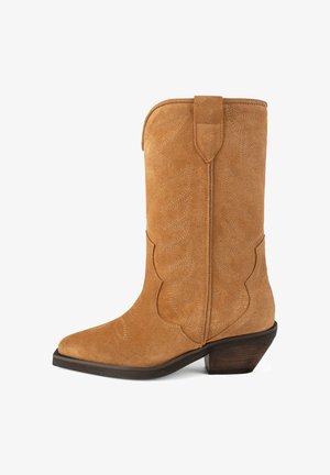 Tan suède cowboylaars met puntige neus, decoratieve stiksels en een mid-hoog gestapeld hak. Heeft gebogen ontwerpelementen op de schacht.