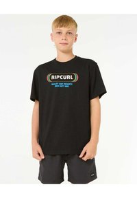 Sort bomulds T-shirt med rund hals, med et flerfarvet "RIPCURL" logo og tekst på forsiden. Båret med mørke shorts.