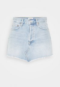 Helles blauer Denim-Shorts-Rock mit hoher Taille, rohem Saum und vorderen Taschen; mit einem Markenlabel an der Taille.