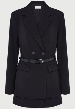 Černý přizpůsobený blazer s dvouřadým zapínáním, klopami a dvěma předními kapsami, a černým koženým opaskem v oblasti pasu.