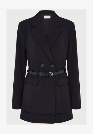 Blazer negro ajustado con corte de doble botón, solapas con muesca, dos bolsillos frontales y un cinturón de cuero negro en la cintura.