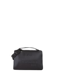 Zwarte leren tas met textuur, voorzien van een handvat aan de bovenkant en een verstelbare schouderriem. Heeft geperforeerde tekst: "IK BEN EEN VERANTWOORDE TAS" en logodetails.