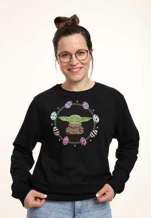 STAR WARS: THE MANDALORIAN EGGING AROUND - Bluza