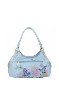 Lichtblauwe leren handtas met bloem- en kolibriepatronen, gebogen vorm, ritsvak, gouden hardwareaccenten en een gestructureerd handvat.