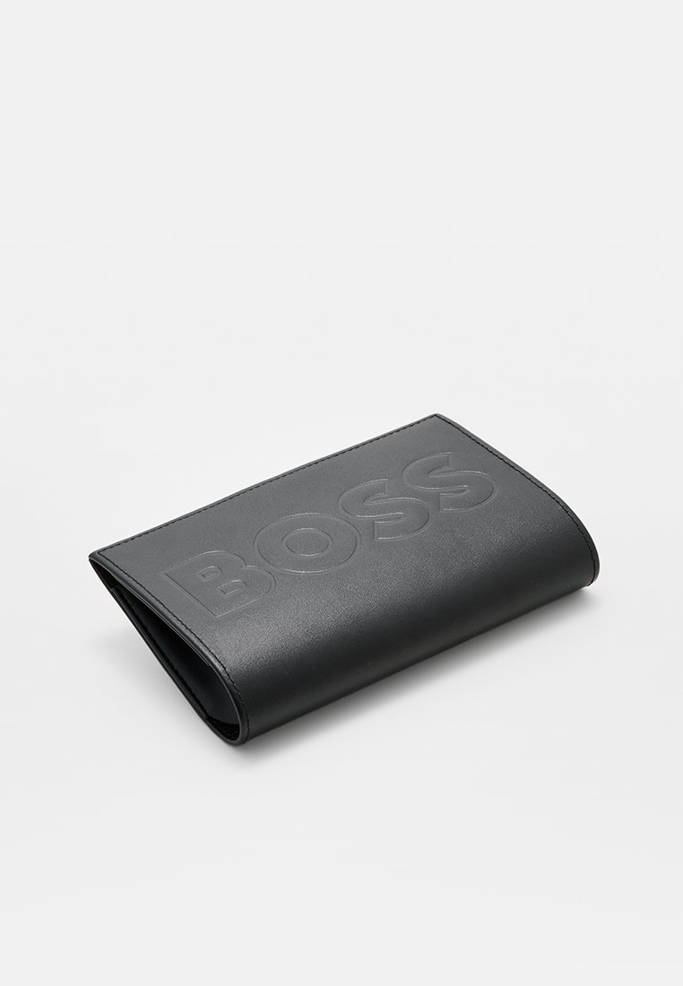 Schwarzes Lederportemonnaie, gefaltet, geprägt mit dem Wort "BOSS" auf der Vorderseite, auf einem schlichten weißen Hintergrund präsentiert.