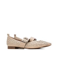 Bailarinas de cuero beige con punteras afiladas, adornadas con tachuelas plateadas, que cuentan con una hebilla decorativa y bajos tacones de madera. Superficie texturizada.