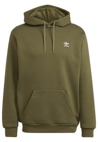 Olivově zelená mikina s kapucí s klokaní kapsou, stahovací šňůrkou na kapuci a malým bílým logem adidas na hrudi. Měkká, texturovaná látka.