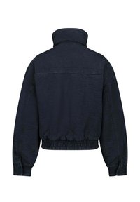 Donkerblauwe cropped jas met een opstaande kraag, elastische zoom en lange mouwen. Materiaal lijkt zacht, met een gestructureerde afwerking.