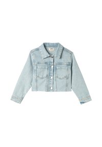 Chaqueta de mezclilla azul claro, diseño cropped, mangas largas, cuello con punta, cierre frontal de botones, dos bolsillos en el pecho y detalles de costura visibles.