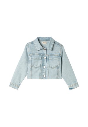 Giacca in denim azzurro chiaro, design cropped, maniche lunghe, colletto a punta, chiusura frontale con bottoni, due tasche sul petto e dettagli di cucitura visibili.