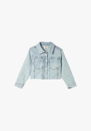 Giacca in denim azzurro chiaro, design cropped, maniche lunghe, colletto a punta, chiusura frontale con bottoni, due tasche sul petto e dettagli di cucitura visibili.