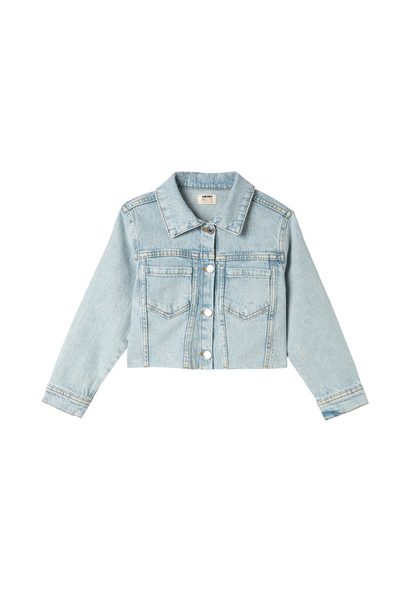 Chaqueta de mezclilla azul claro, diseño cropped, mangas largas, cuello con punta, cierre frontal de botones, dos bolsillos en el pecho y detalles de costura visibles.