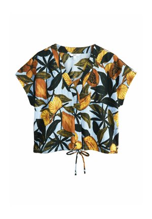 Bluza scurtă crop cu mânecă scurtă, fundal albastru, imprimeu cu frunze tropicale galbene și portocalii, decolteu în V și detaliu cu legătură frontală.