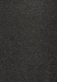 Tessuto nero con effetto glitter, caratterizzato da una superficie testurizzata e da luccicanti pezzetti silver sparsi, creando un aspetto visivamente dinamico.