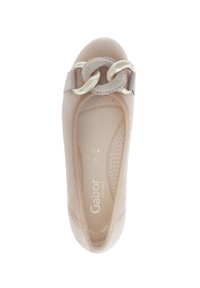 Beige Gabor Ballerinas aus weichem Stoff, mit abgerundetem Zehenbereich und dekorativem goldfarbenem Kettenakzent. Das Innere verfügt über eine gepolsterte Innensohle mit Perforationen.