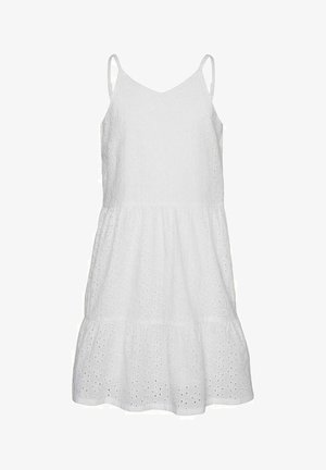 Biała letnia sukienka bez rękawów z ażurowej tkaniny, dekoltem w serek, spódnicą w falbanach i cienkimi ramiączkami.
