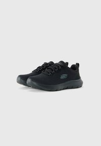 Baskets de sport noires Skechers avec tiges en mesh, lacets à l'avant et semelles rembourrées, disposées côte à côte.