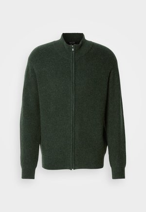 Tmavě zelený žebrovaný pletený svetr na zip s vysokým límcem a dlouhými rukávy, vystavený na jednoduchém světlém pozadí.