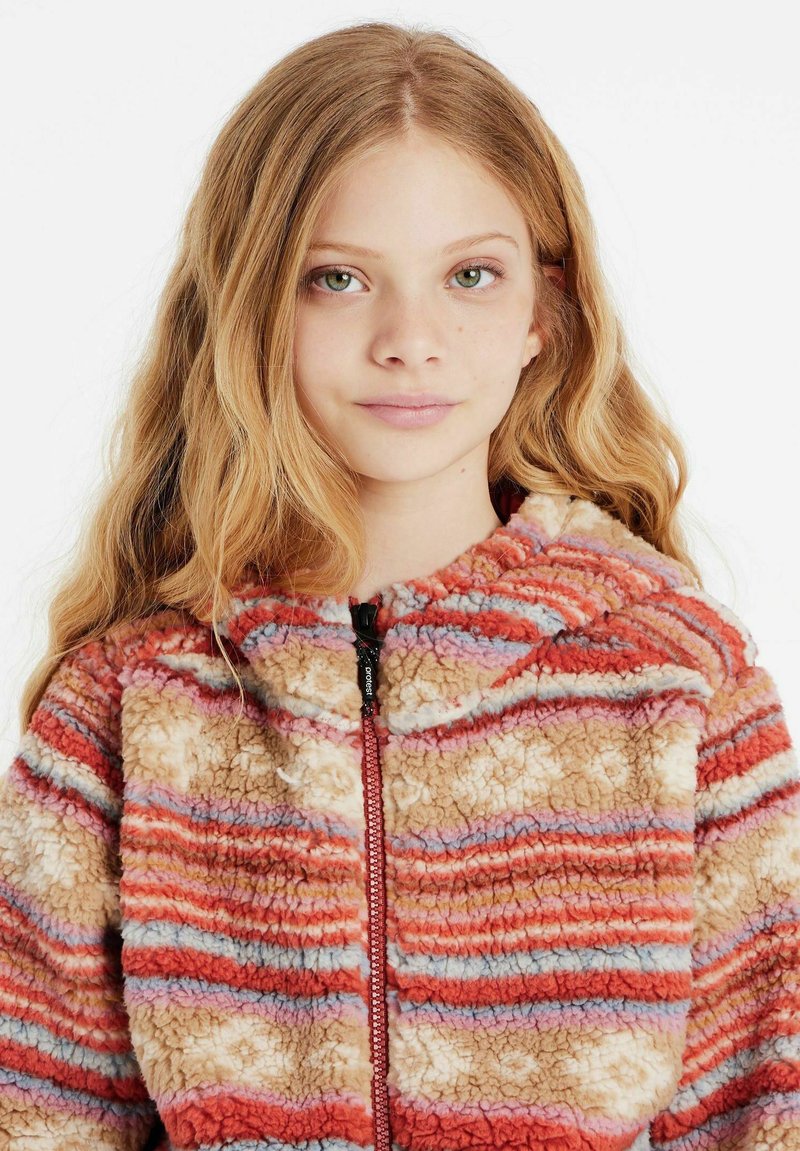 Gevoerde fleecejas met meerkleurige horizontale strepen in rood, blauw en beige. Zachte, gestructureerde stof met een voorkant ritsluiting.