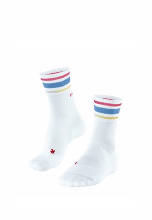 Coppia di calzini bianchi a filo con strisce rosse, blu e gialle vicino alla parte superiore e marchio "R" rosso sull'area delle dita del calzino destro.