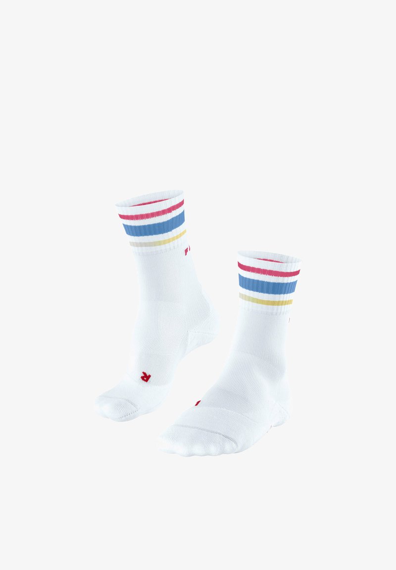Paire de chaussettes blanches montantes avec des rayures rouges, bleues et jaunes près du haut et un marquage rouge "R" sur la zone des orteils de la chaussette droite.