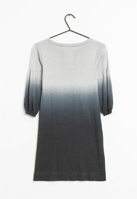 Abito in maglia grigia con ombre, maniche a sbuffo a tre quarti, che passa da un grigio chiaro nella parte superiore a un grigio scuro all'orlo. Texture morbida.