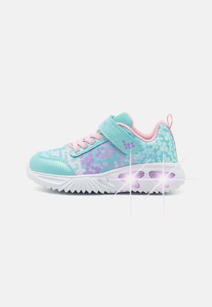 Lichtgevende sneakers met een turquoise en roze ontwerp, voorzien van een hexagonaal patroon, klittenbandsluiting en witte, ribbelige zool.