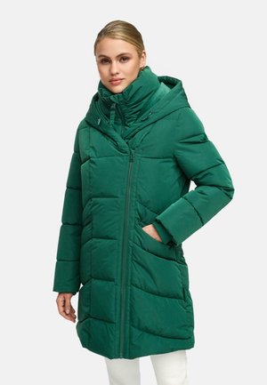 Dikke groene jas met een capuchon, ritssluiting aan de voorkant en zijzakken. Kenmerkt zich door horizontale stiksels en een zachte, gestructureerde stof.