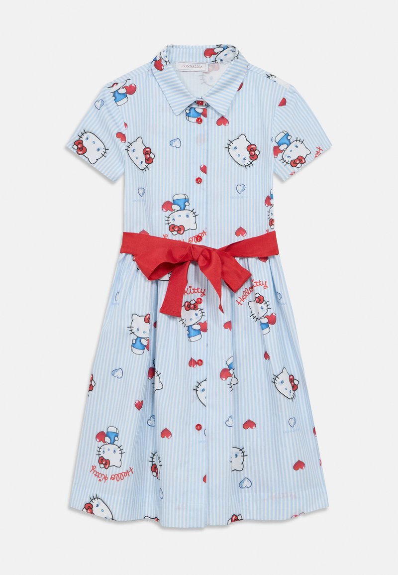 Μπλε ριγέ φόρεμα με κοντά μανίκια και κόκκινη ζώνη. Διακοσμημένο με επαναλαμβανόμενο σχέδιο Hello Kitty και μοτίβα καρδιών. Κατασκευασμένο από ελαφρύ ύφασμα.